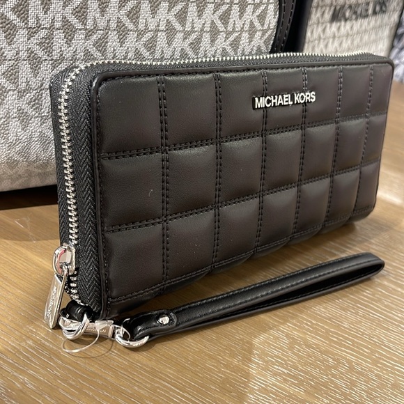 MICHAEL KORS Continental Wristlet Phone Case Wallet 
Black 
NWT - Picture 1 of 16